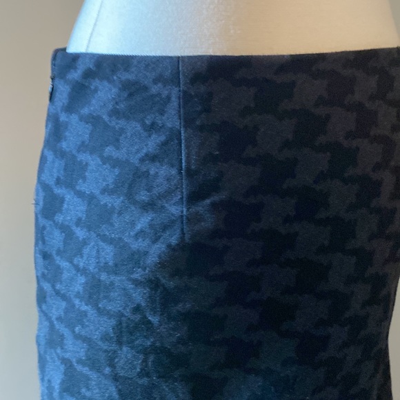 Gently worn patterned skirt with lace ruffle hem - Picture 5 of 5